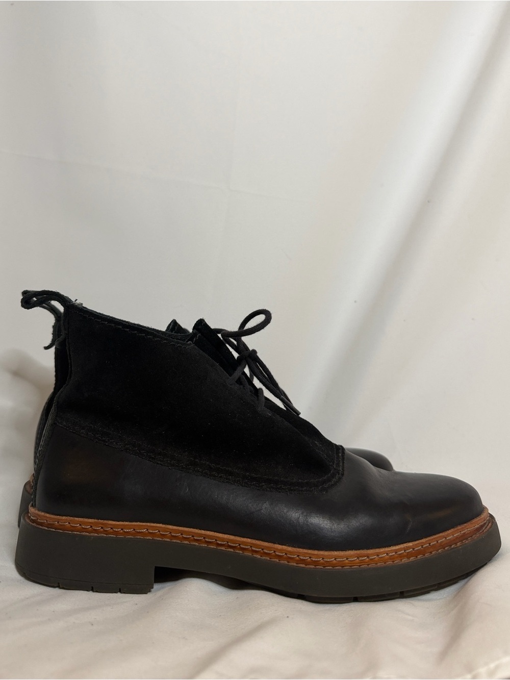 CLARKS BLACK LEATHER TRACE FAWN CUSHION ANKLE BOOTS - Picture 3 of 8